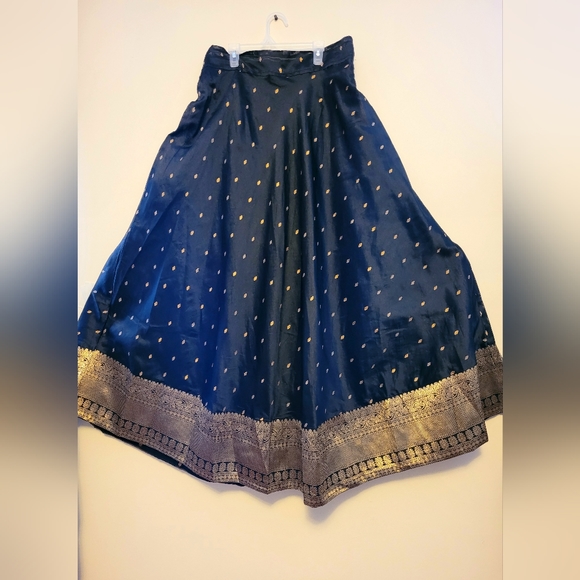 Elegant Black Skirt - Picture 2 of 8